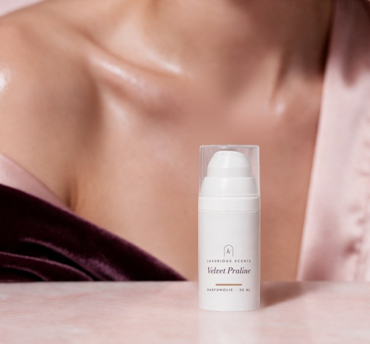 Velvet Praline parfumolie op glanzende huid